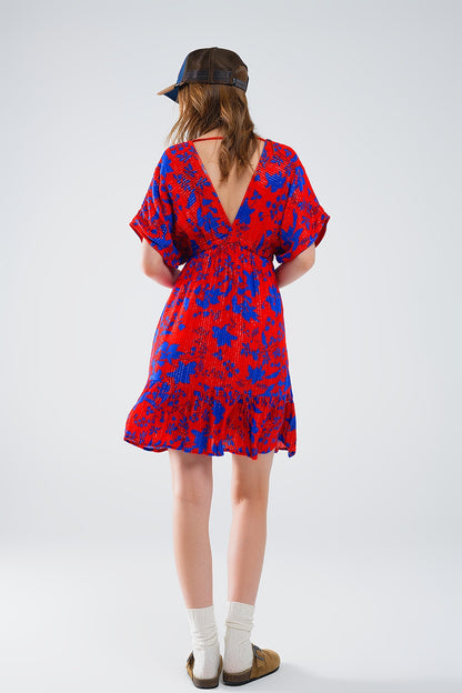 Vestido corto fluido rojo con estampado floral azul