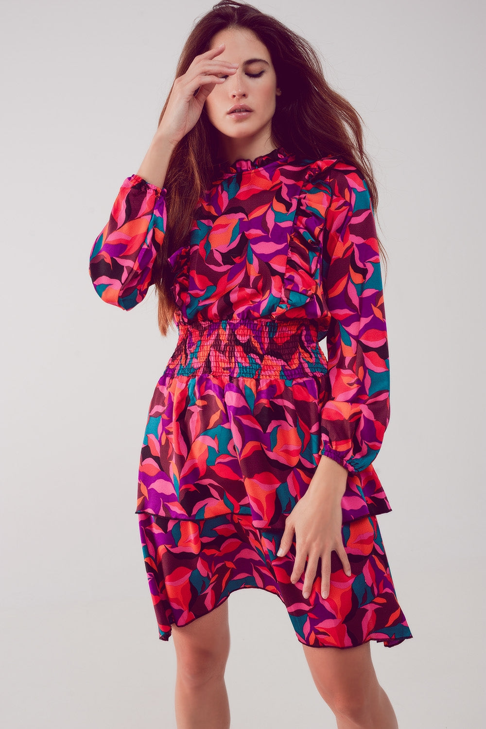 Vestido corto fucsia con estampado floral capas y volantes