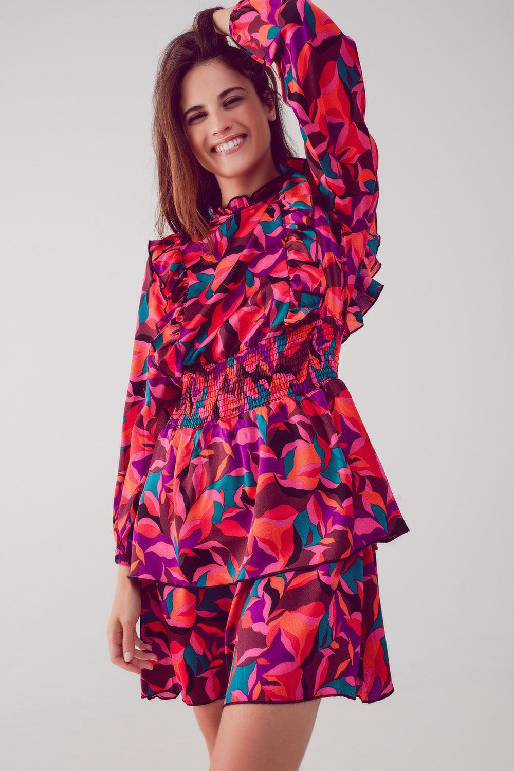 Vestido corto fucsia con estampado floral capas y volantes