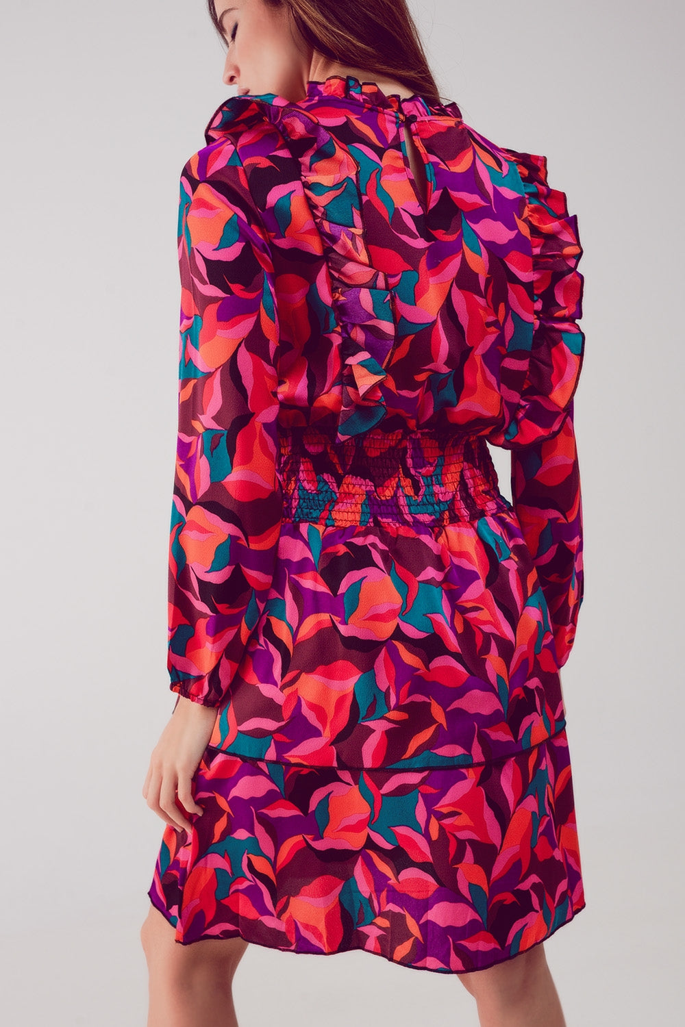 Vestido corto fucsia con estampado floral capas y volantes