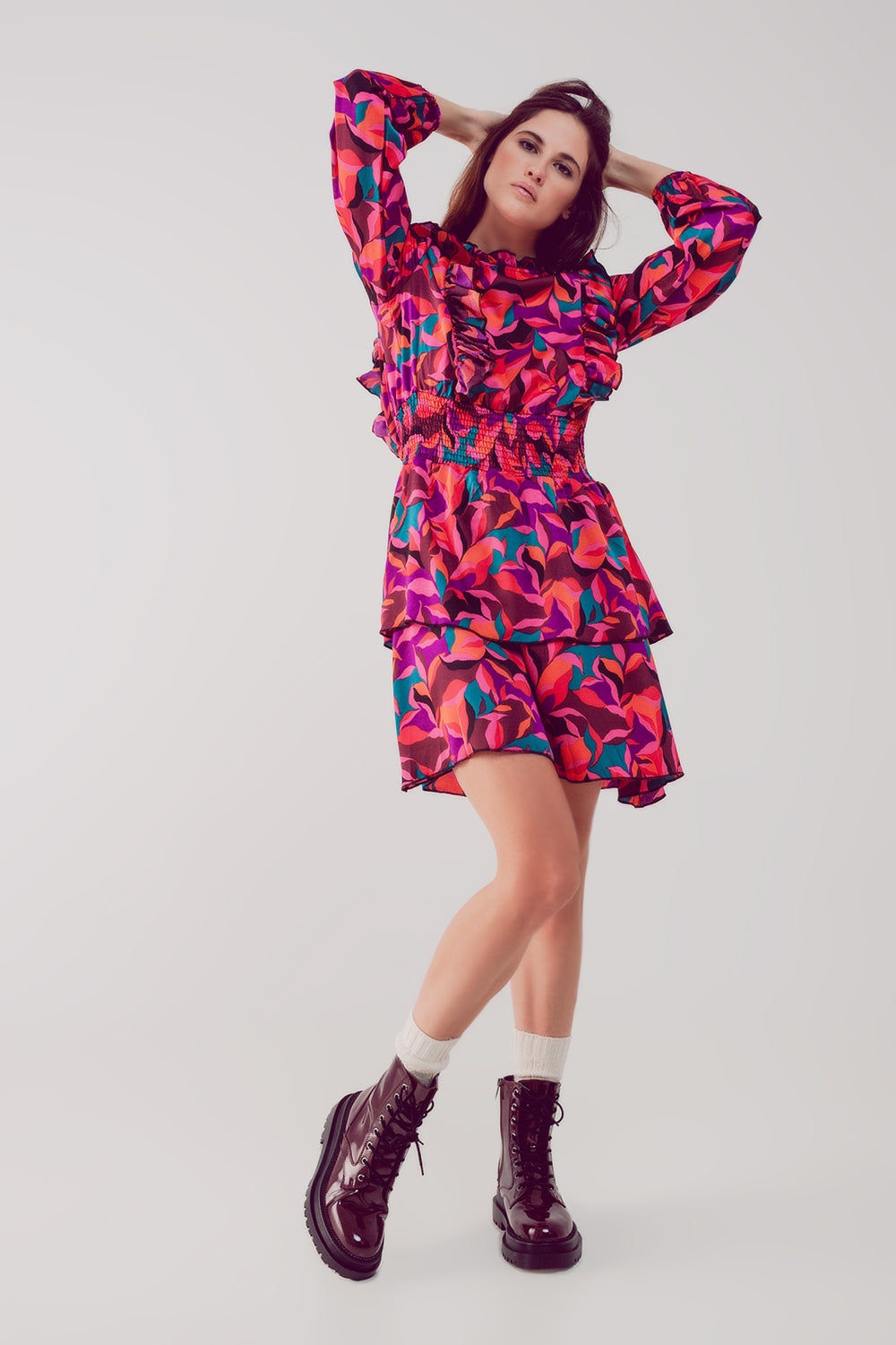 Vestido corto fucsia con estampado floral capas y volantes
