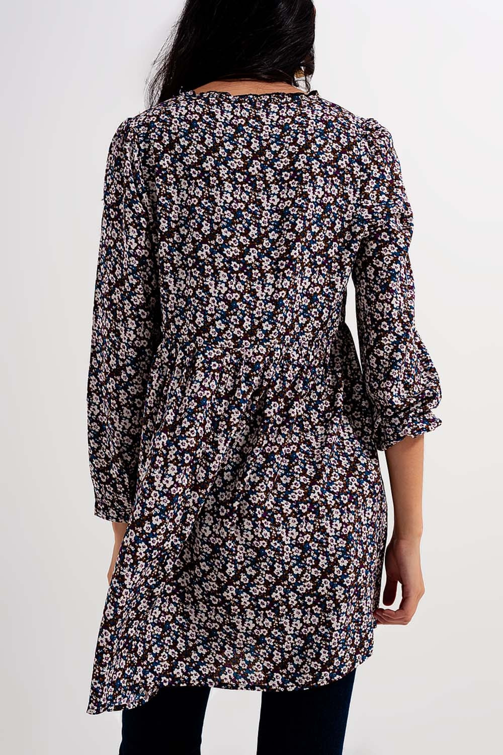 Vestido corto marrón con estampado de flores y botones