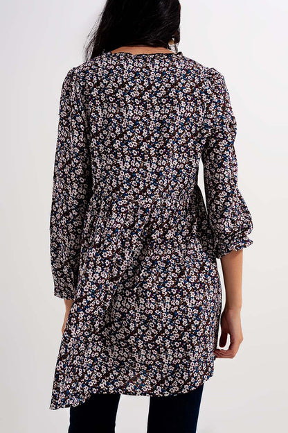 Vestido corto marrón con estampado de flores y botones