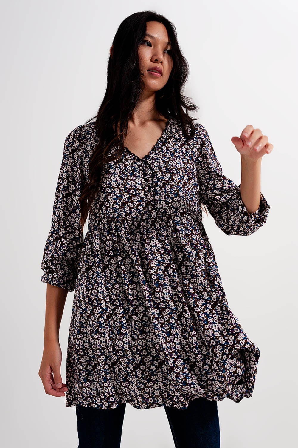 Vestido corto marrón con estampado de flores y botones