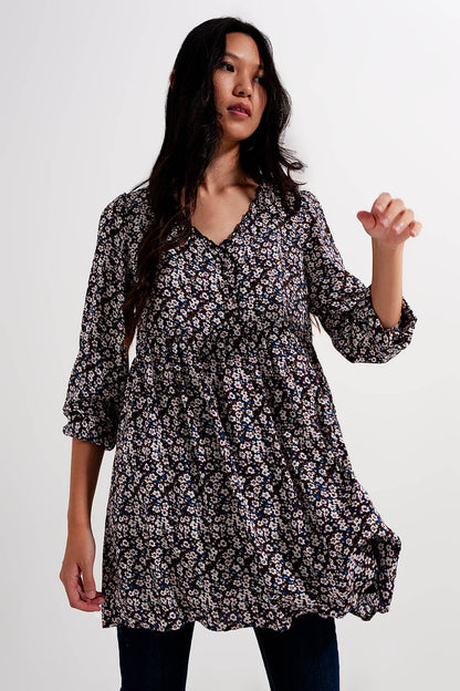 Vestido corto marrón con estampado de flores y botones