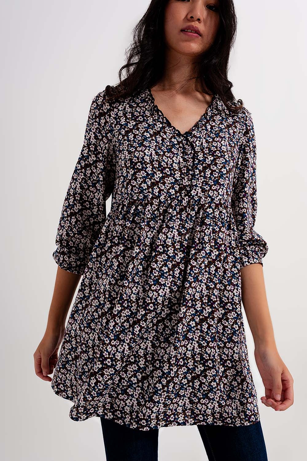 Vestido corto marrón con estampado de flores y botones