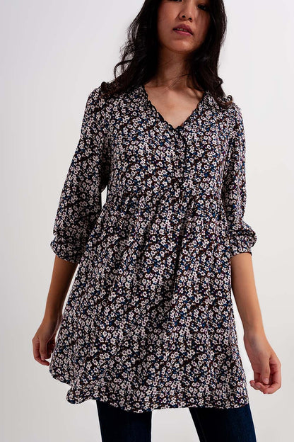 Vestido corto marrón con estampado de flores y botones
