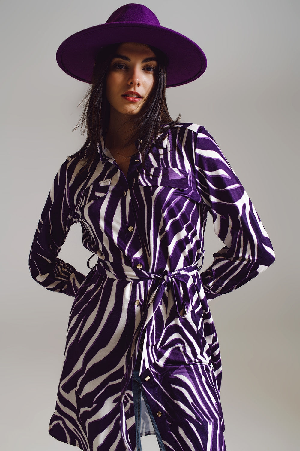 Vestido corto midi con estampado de cebra en blanco y morado.