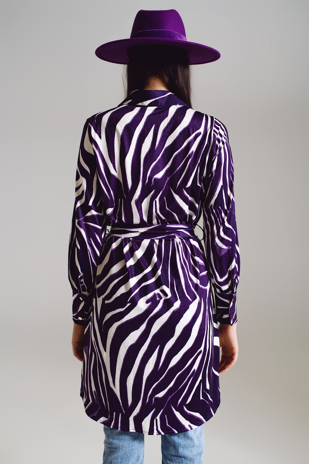 Vestido corto midi con estampado de cebra en blanco y morado.