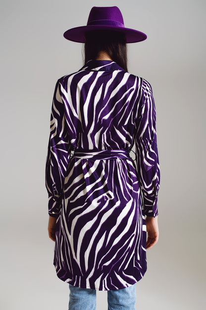 Vestido corto midi con estampado de cebra en blanco y morado.