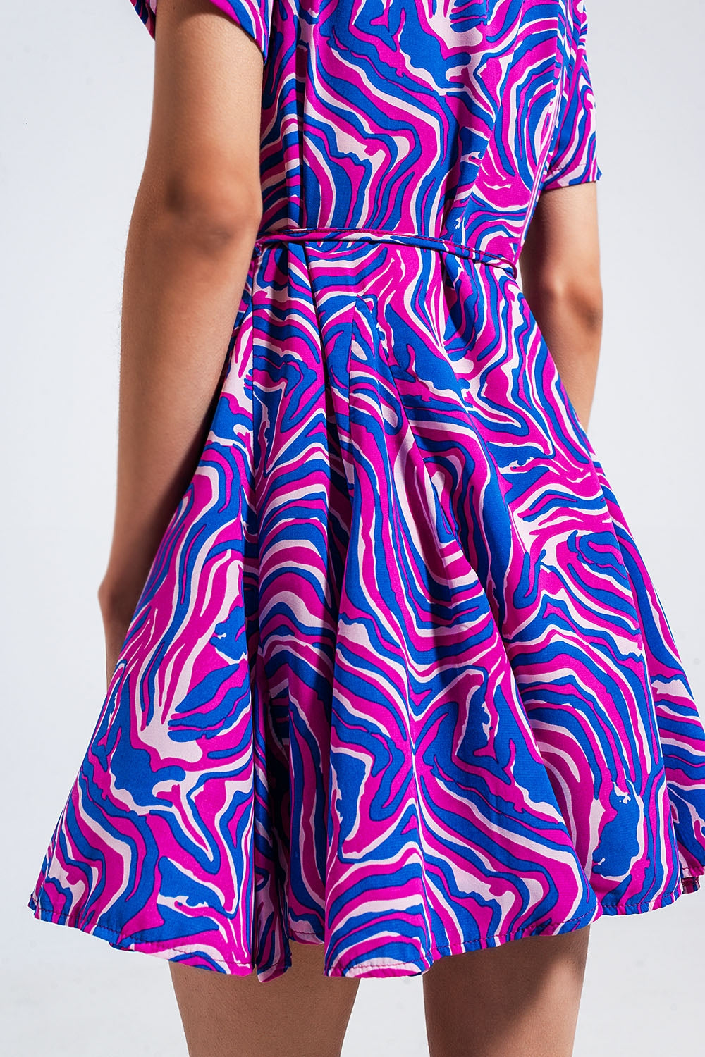 Vestido corto morado con estampado abstracto y lazada en la cintura