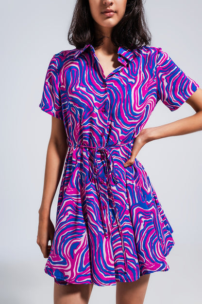 Vestido corto morado con estampado abstracto y lazada en la cintura