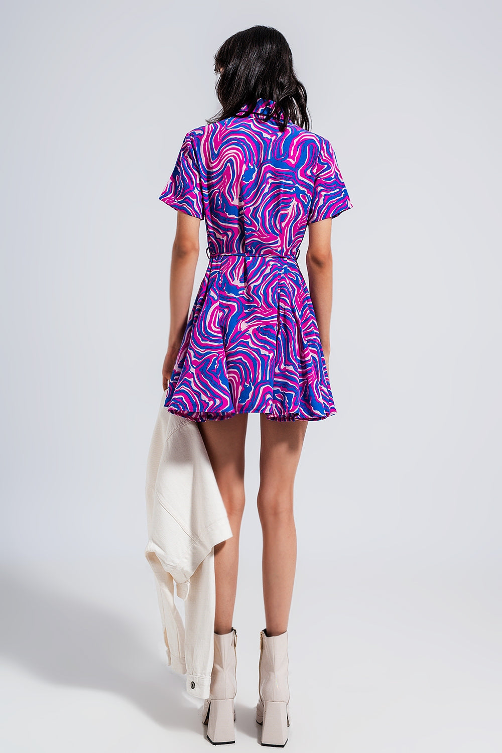 Vestido corto morado con estampado abstracto y lazada en la cintura