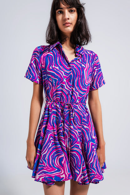 Vestido corto morado con estampado abstracto y lazada en la cintura