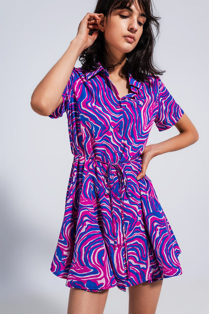 Vestido corto morado con estampado abstracto y lazada en la cintura