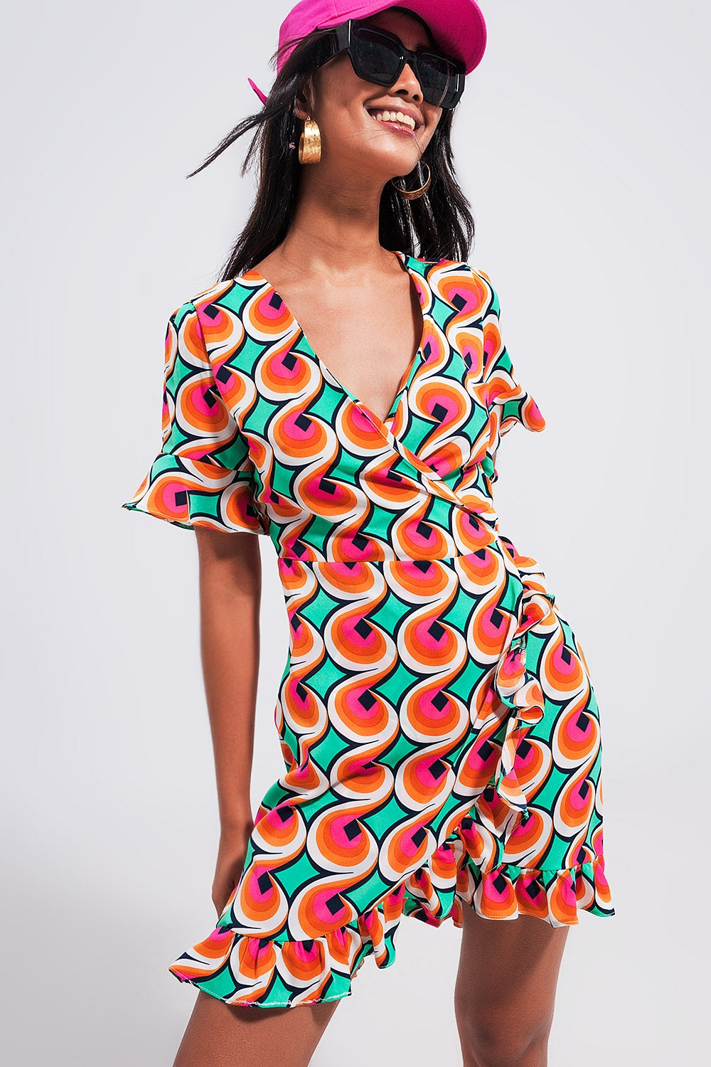 Vestido corto naranja cruzado con volantes en el bajo y estampado estilo años 70