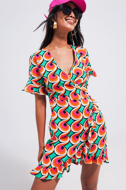 Vestido corto naranja cruzado con volantes en el bajo y estampado estilo años 70