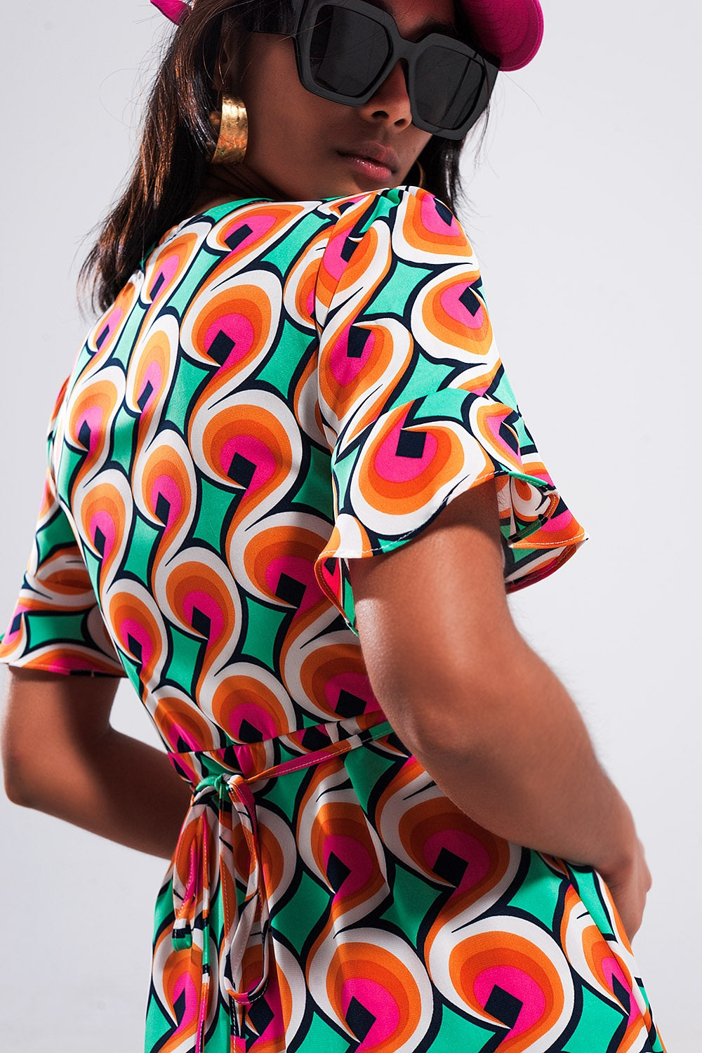 Vestido corto naranja cruzado con volantes en el bajo y estampado estilo años 70