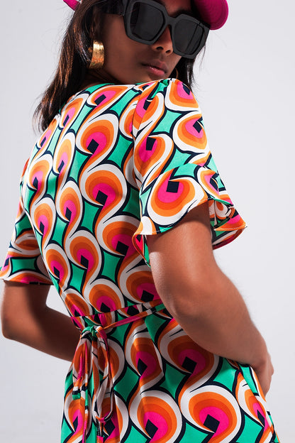 Vestido corto naranja cruzado con volantes en el bajo y estampado estilo años 70