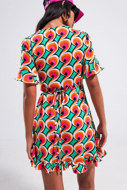 Vestido corto naranja cruzado con volantes en el bajo y estampado estilo años 70
