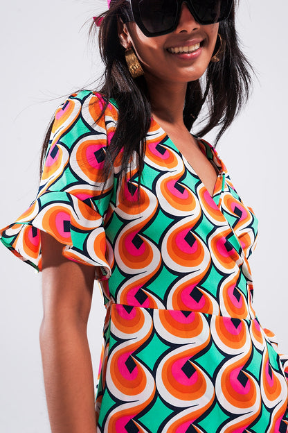 Vestido corto naranja cruzado con volantes en el bajo y estampado estilo años 70
