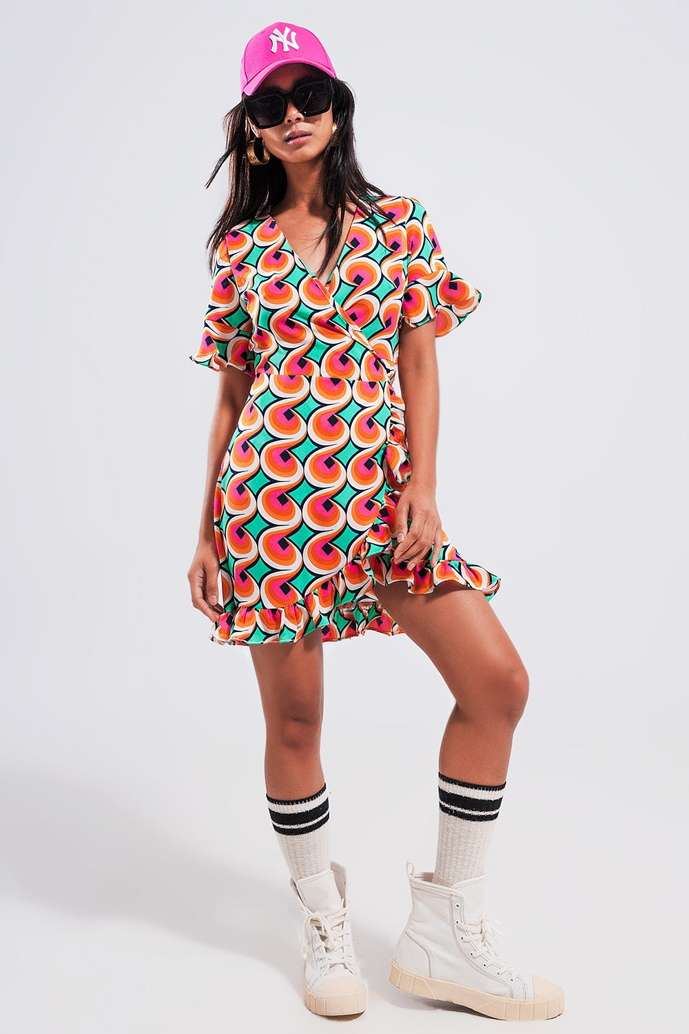 Vestido corto naranja cruzado con volantes en el bajo y estampado estilo años 70