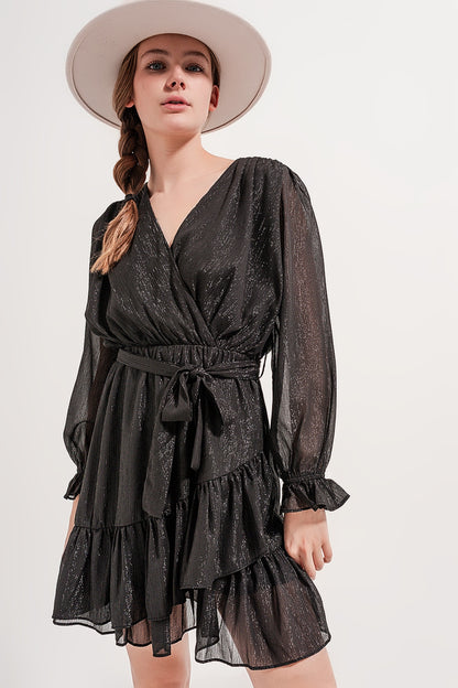 Vestido corto negro con bajo con vuelo y detalle cruzado
