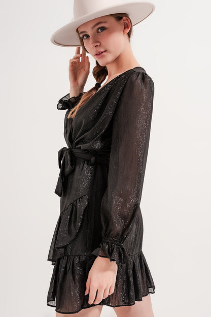 Vestido corto negro con bajo con vuelo y detalle cruzado
