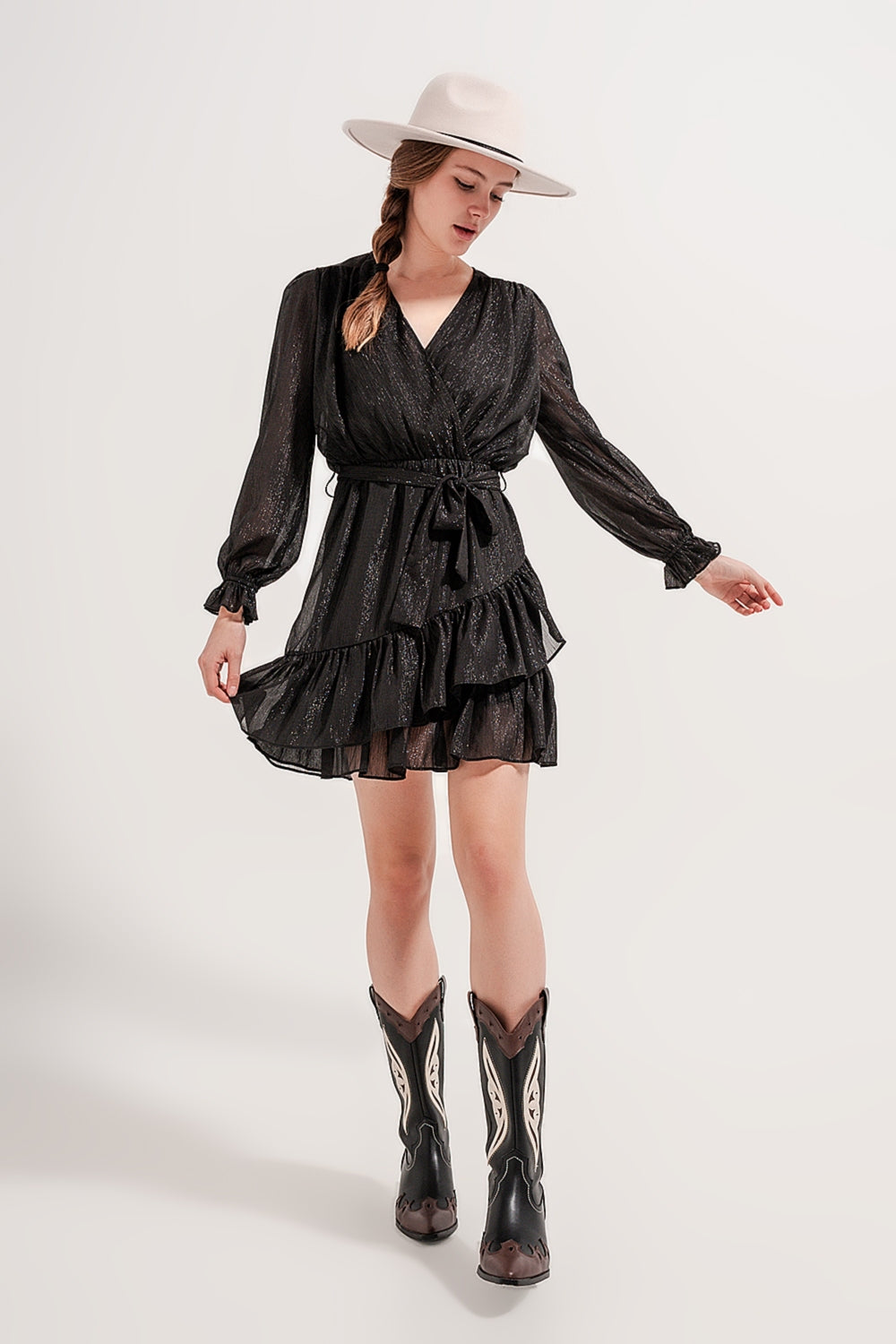 Vestido corto negro con bajo con vuelo y detalle cruzado