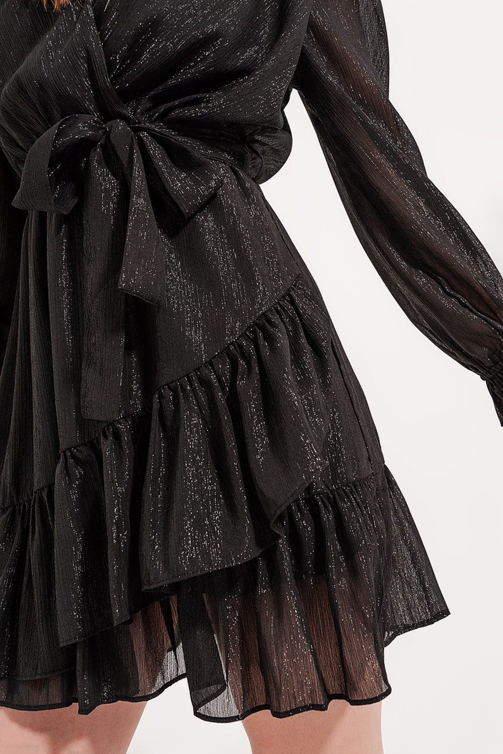 Vestido corto negro con bajo con vuelo y detalle cruzado