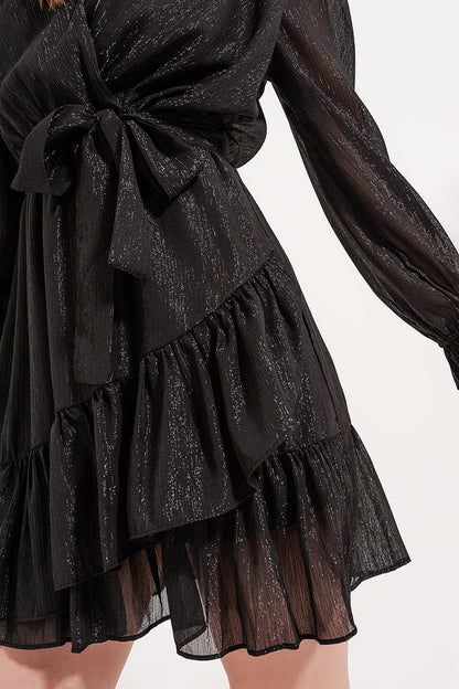 Vestido corto negro con bajo con vuelo y detalle cruzado