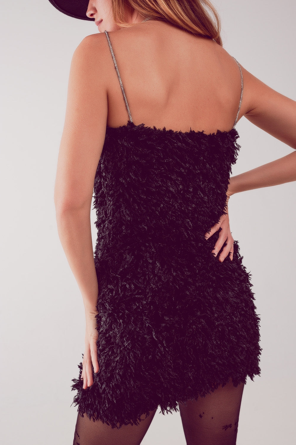 Vestido corto negro con diseño integral de plumas sintéticas