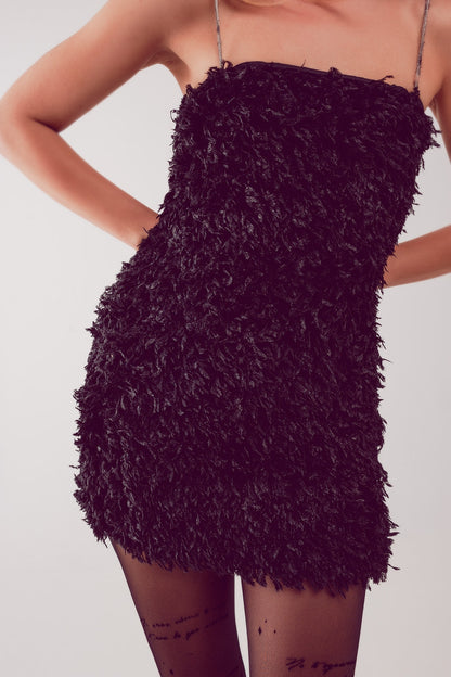 Vestido corto negro con diseño integral de plumas sintéticas