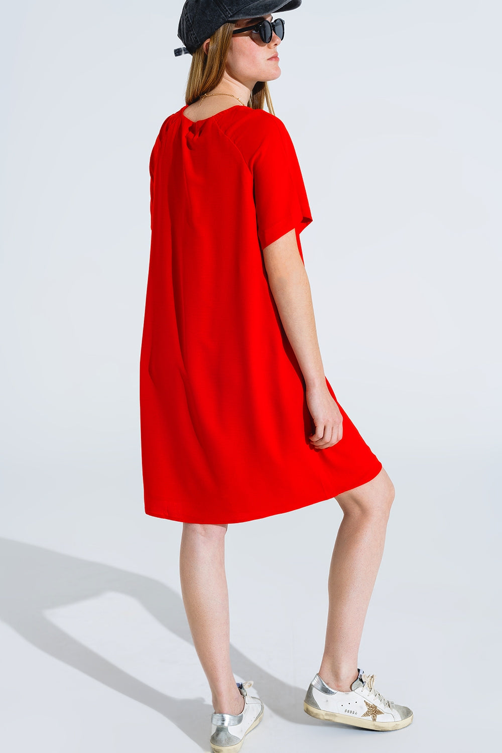 Vestido corto relajado con escote cuadrado y mangas cortas en rojo