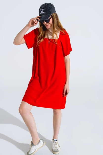 Vestido corto relajado con escote cuadrado y mangas cortas en rojo