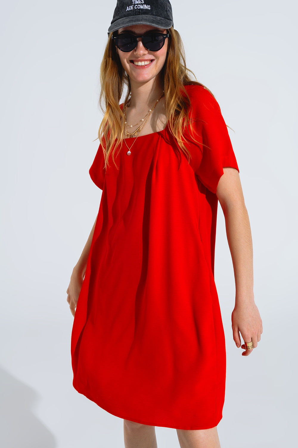 Vestido corto relajado con escote cuadrado y mangas cortas en rojo