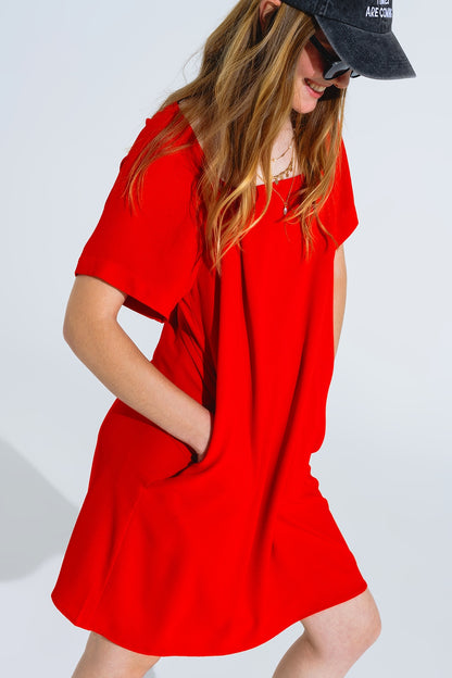 Vestido corto relajado con escote cuadrado y mangas cortas en rojo