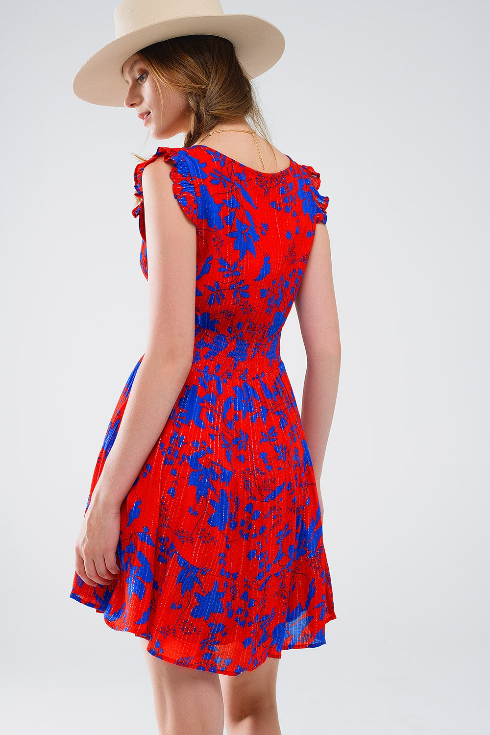 Vestido corto rojo con estampado floral azul y escote en pico