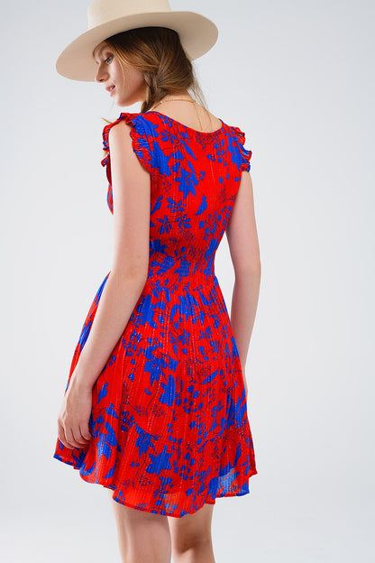 Vestido corto rojo con estampado floral azul y escote en pico