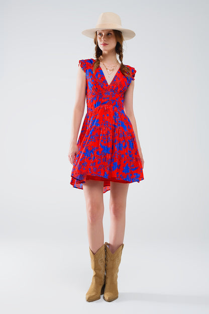 Vestido corto rojo con estampado floral azul y escote en pico