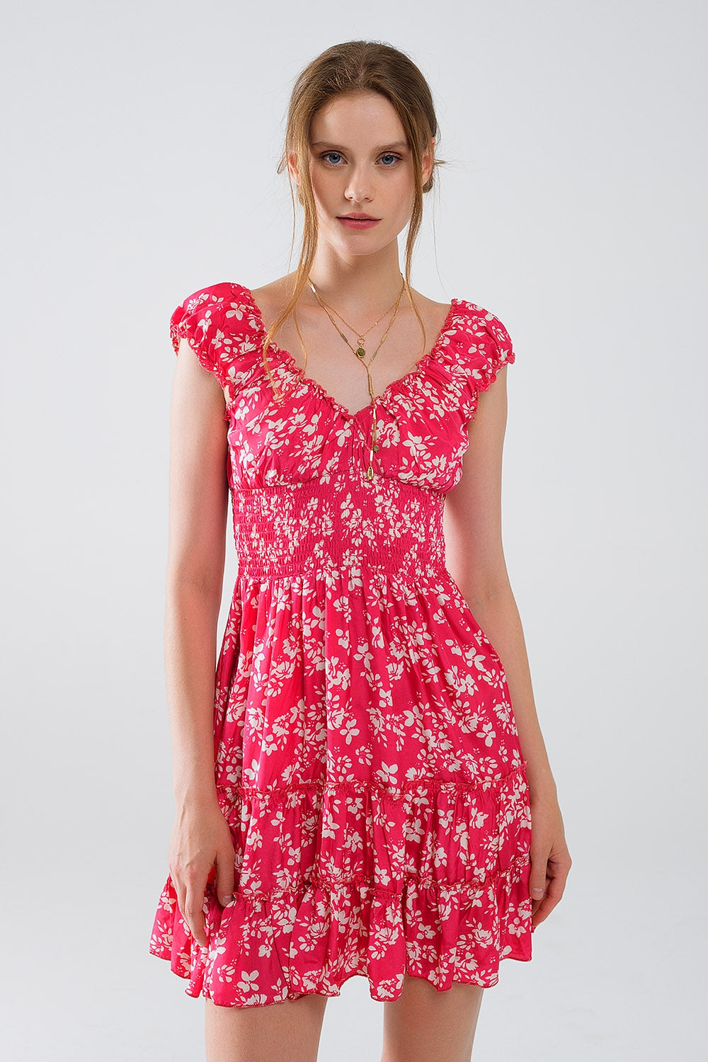 Vestido corto rojo con estampado floral blanco y cintura elástica