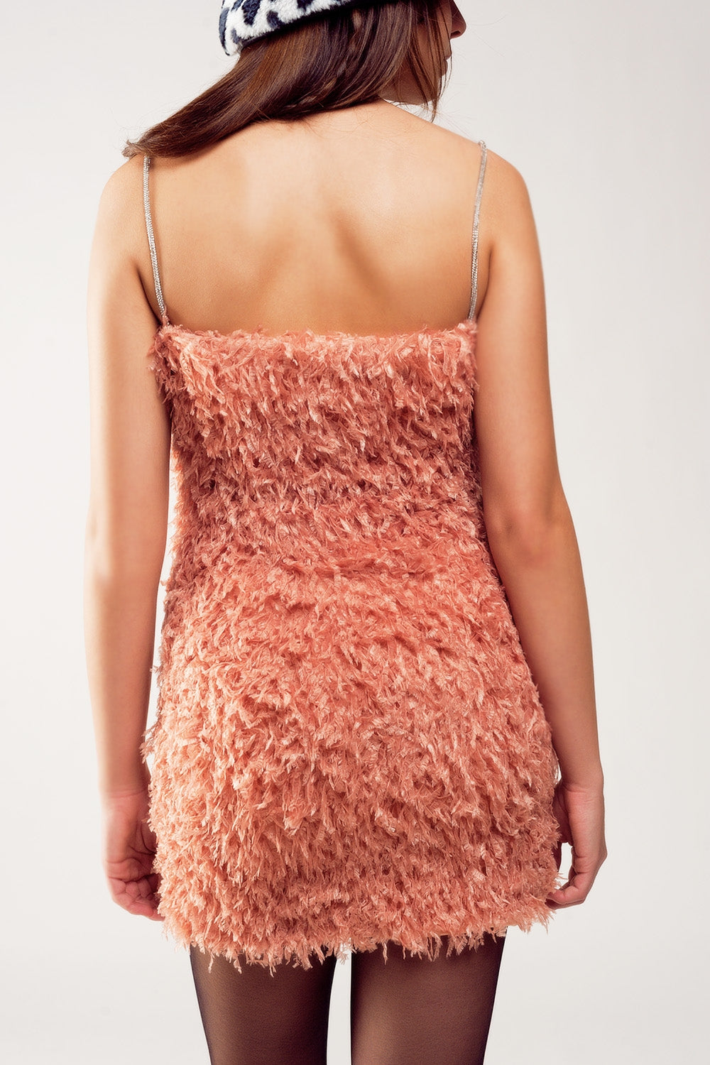 Vestido corto rosa con diseño integral de plumas sintéticas