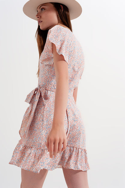 Vestido corto rosa cruzado con detalle de volantes y estampado de florecitas