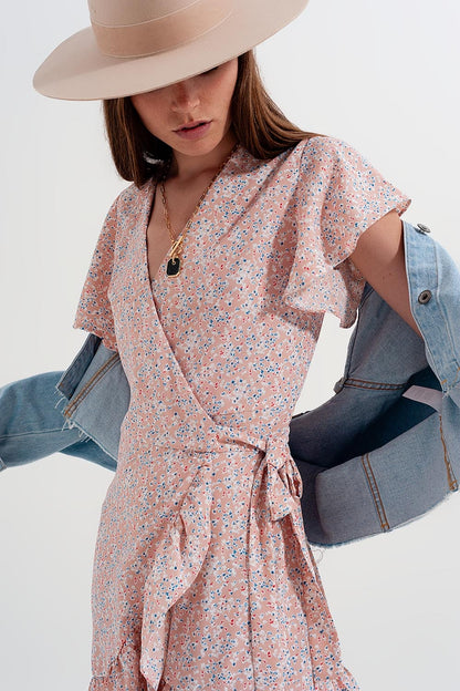 Vestido corto rosa cruzado con detalle de volantes y estampado de florecitas