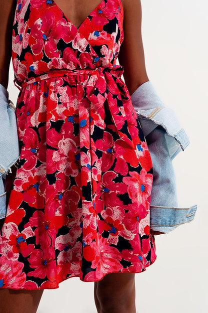 Vestido corto rosa intenso con estampado de flores y tirantes