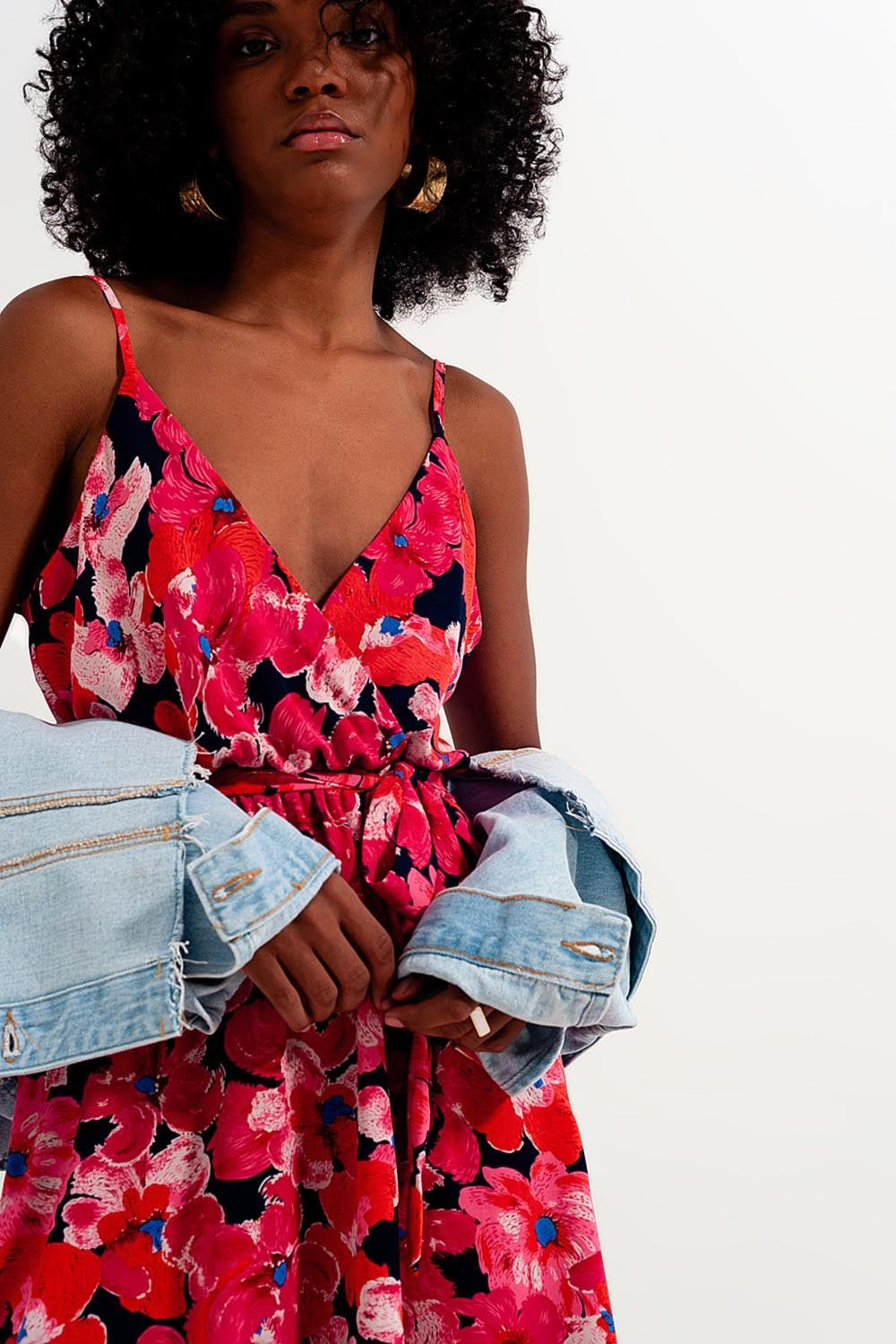 Vestido corto rosa intenso con estampado de flores y tirantes