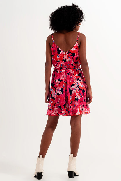 Vestido corto rosa intenso con estampado de flores y tirantes