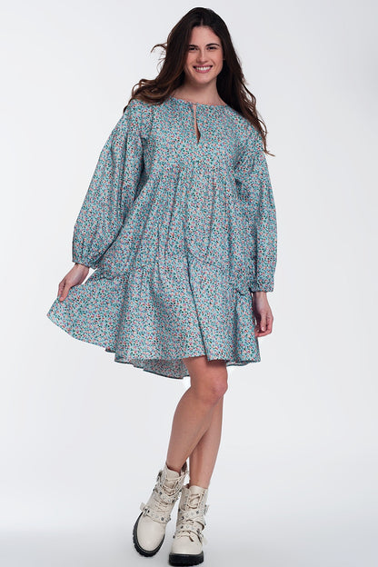 Vestido corto turquesa amplio con bajo con volante mangas abullonadas y flores