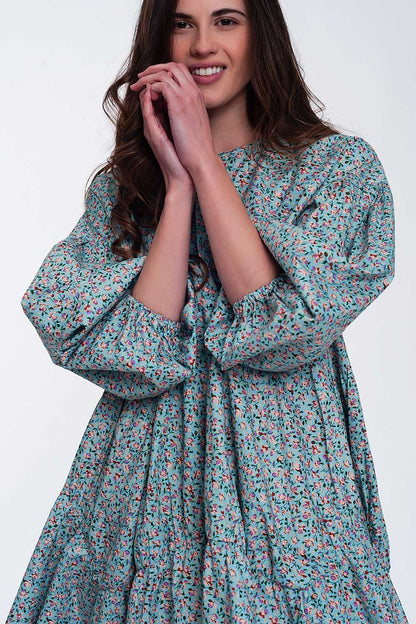 Vestido corto turquesa amplio con bajo con volante mangas abullonadas y flores