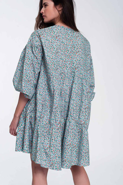Vestido corto turquesa amplio con bajo con volante mangas abullonadas y flores